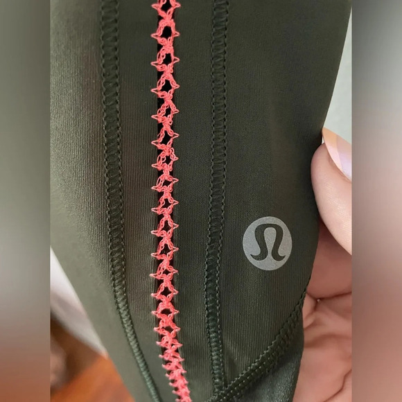 Lululemon Womens Lululemon Vent It Out Crop 17” Gator Green/Cyber Stripe size 4 - Picture 8 of 9